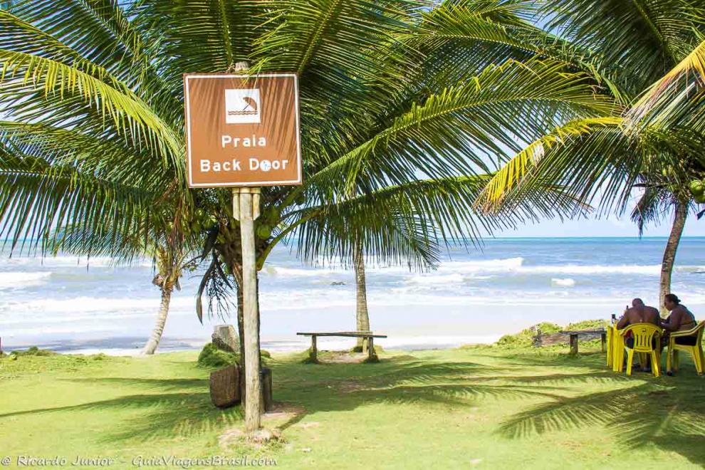 Imagem de uma placa indicando que esta na Praia Back Door.